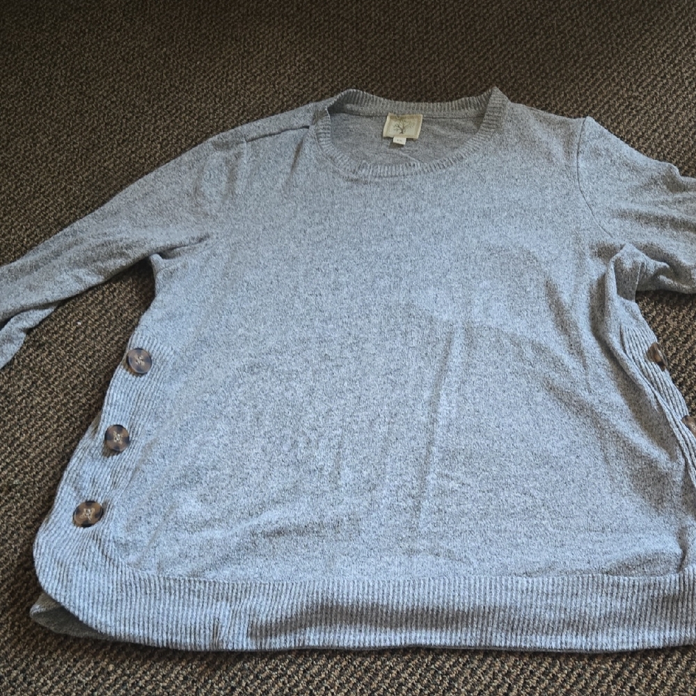 Color Tree Heathered Gray Sweater w Tortishell Side Buttons & Ribbed Detail Plus
